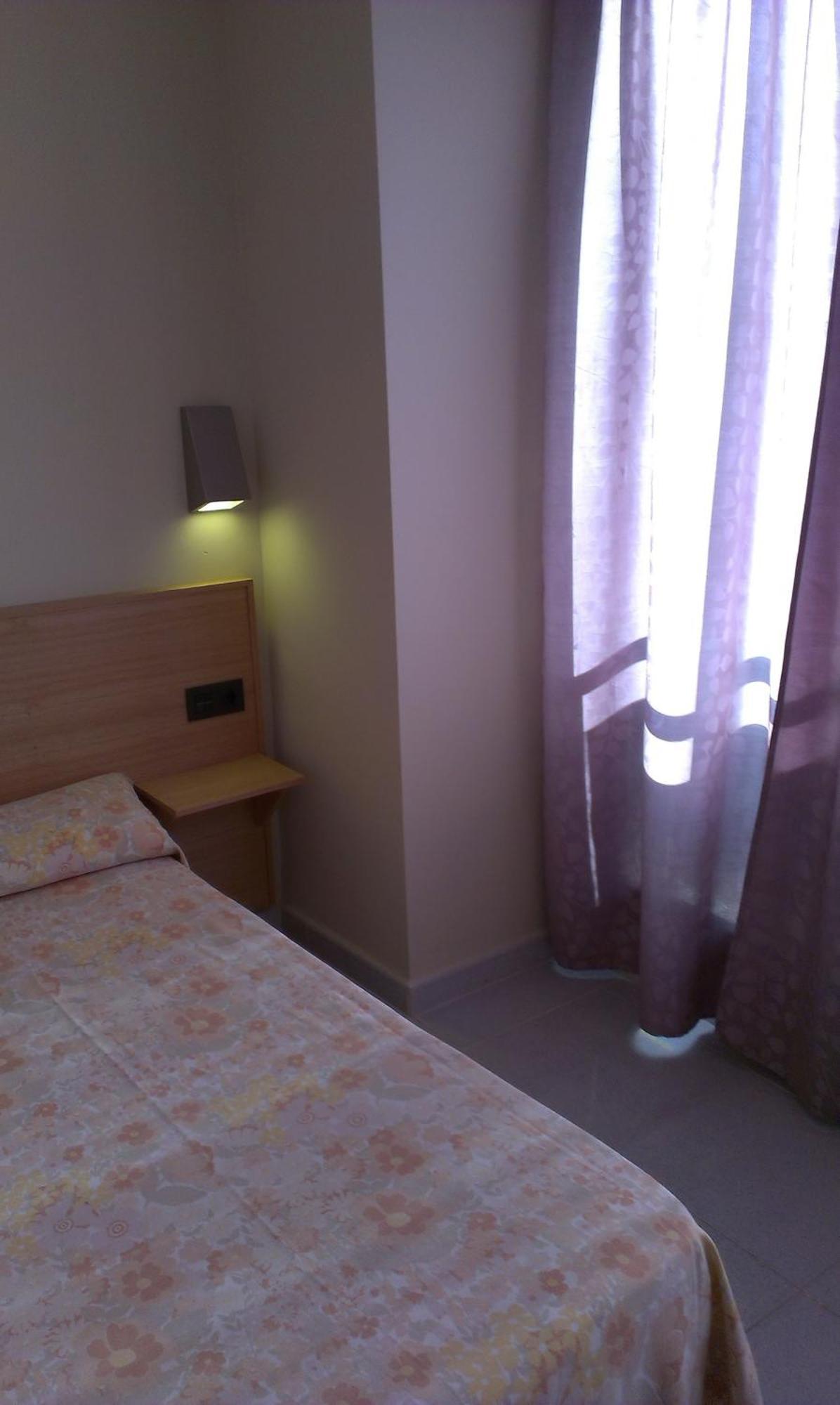 Hostal Bisbal Only Adults No Ac — Foto 3